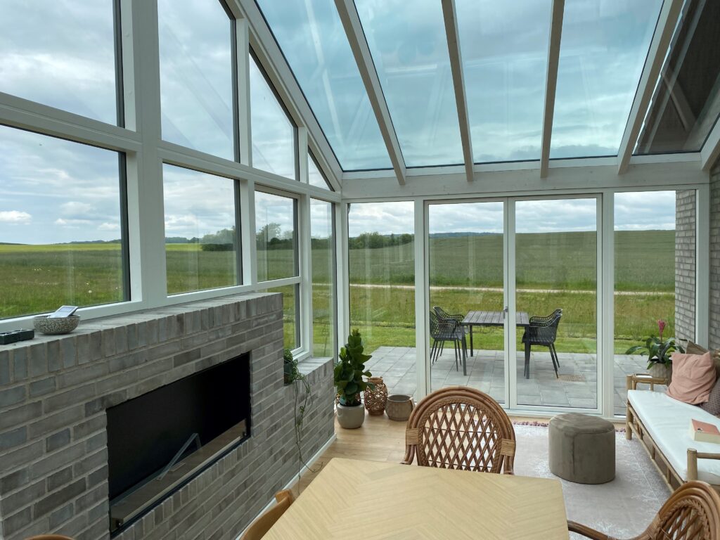 Udestue i Galten – A-Model med muret brystning og glastag