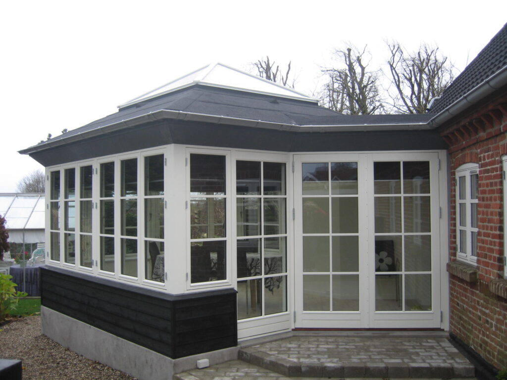 Udestue med pyramidetag vinklet mod haven