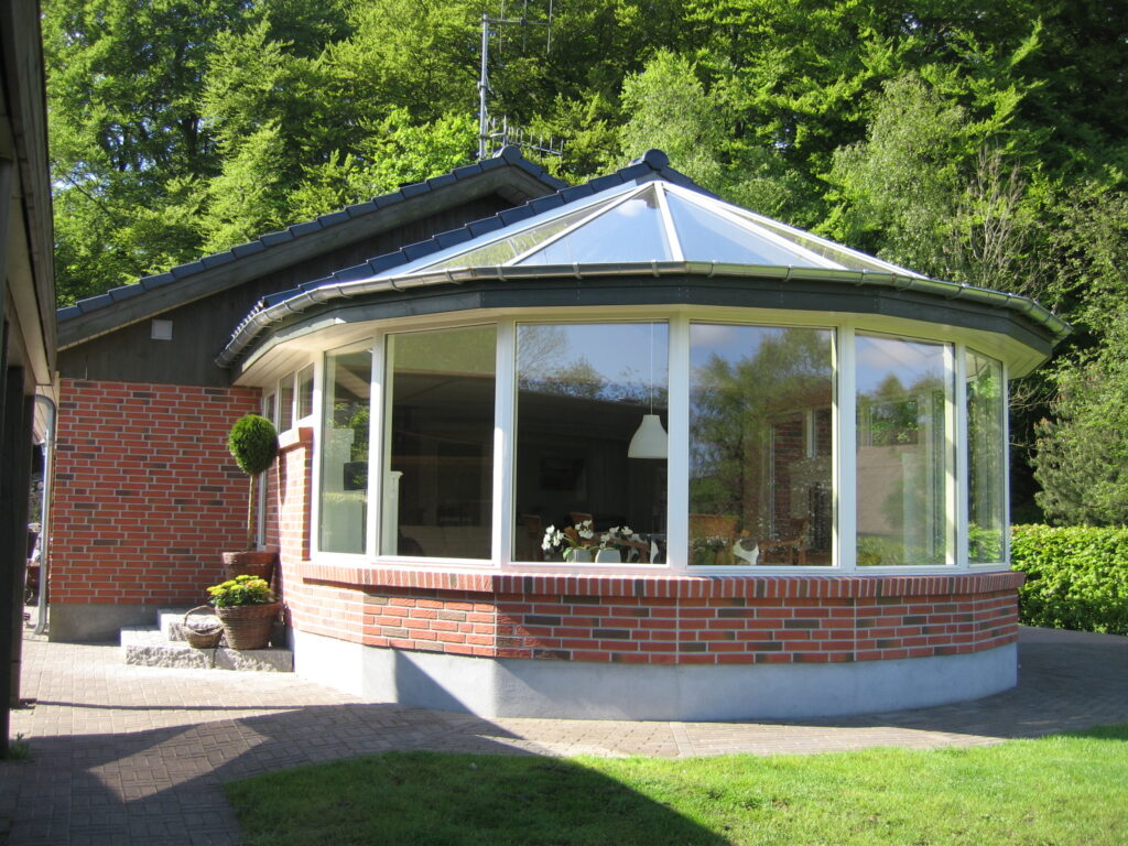 9-kantet udestue med fjordudsigt