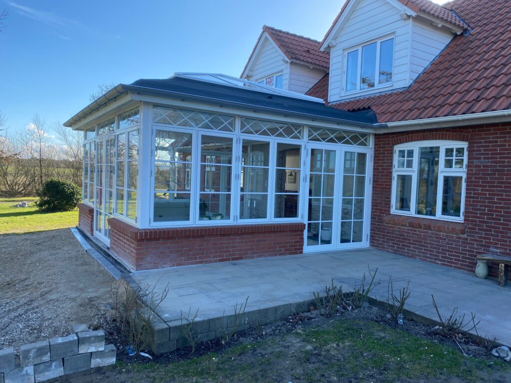 Pyramide-udestue med rytterlys og belysning